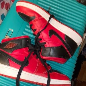 Jordan 1 Mid red/black 5yrs kids